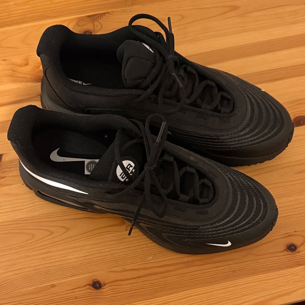 Nike Men's Black and White Sneakers